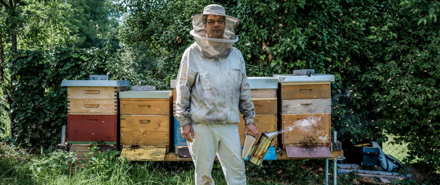 Stefan Nitschke bei den Bienen